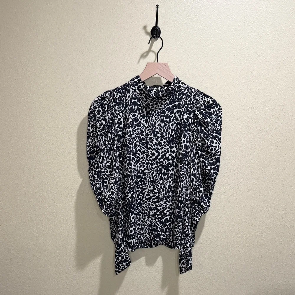 Zara black and cream animal print puff sleeve mock neck blouse Size Small